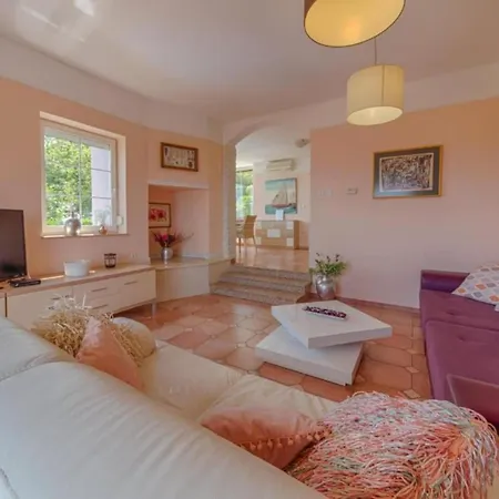 Three Bedroom With Balcony Lägenhet *