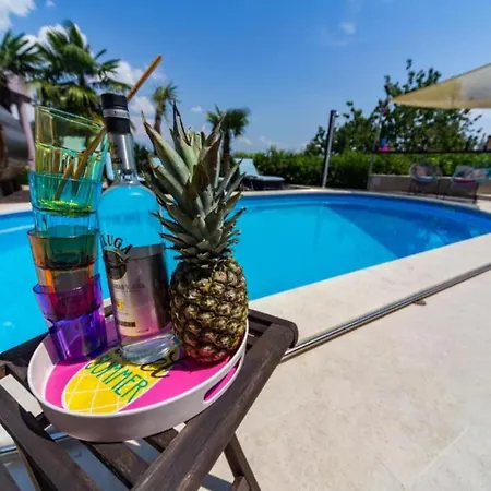 Three Bedroom With Balcony Apartmán *